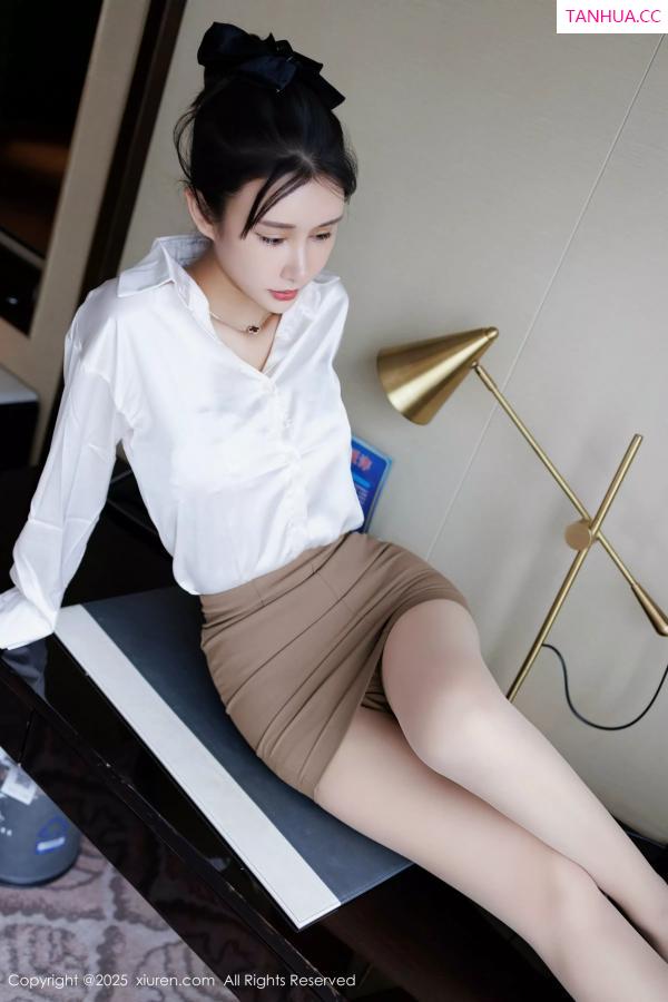   [XiuRen]高清写真图 2025.07.14 No.10543 艺艺yiyi 白色衬衫第6张图片